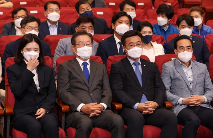 더불어민주당 이재명 총괄선거대책위원장이 1일 오후 서울 여의도 국회 의원회관에 마련된 개표상황실에서 출구조사 결과 방송을 지켜보고 있다. 왼쪽부터 박지현 공동비대위원장, 이 위원장, 윤호중 공동비대위원장, 박홍근 원내대표. 사진=국회사진취재단