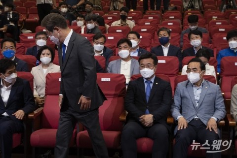  이재명 '참패' 책임론 분출···&quot;당생자사&quot; &quot;책임 큰 사람들 물러나야&quot;