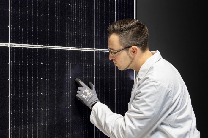 한화큐셀 직원이 태양광 모듈 검사를 진행하고 있다. 사진=한화큐셀 제공