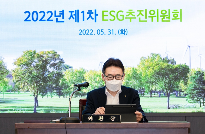 지난달 31일 개최된 ESG추진위원회에서 김춘안 위원장(농업·녹색금융부문 부행장)이 모두발언을 하고 있다.