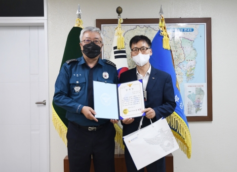 BNK경남은행 전하동지점 책임자, 보이스피싱 예방 공로 '감사장'