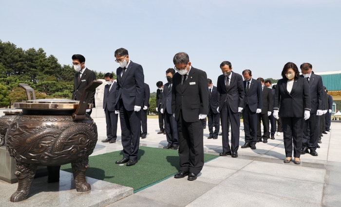 LX공사 김정렬 사장을 비롯한 주요 임원진 40여 명이 6월3일 국립대전현충원을 참배, 순국선열의 희생정신을 기리며 묵념하고 있다.