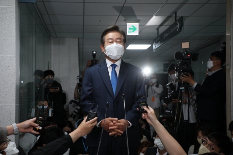 '첫 출근' 이재명, 패배 책임론에 &quot;낮은 자세로 겸허하게 듣고 중&quot;