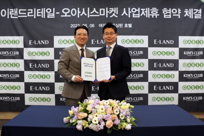 지난 6일 이랜드리테일 윤성대 대표이사(왼쪽)와 오아시스 안준형 대표이사가 장기적 파트너십을 구축하기 위한 협약식을 진행했다. 사진=이랜드그룹 제공