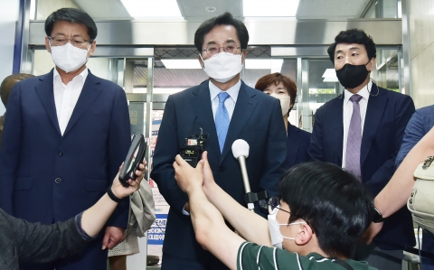 김동연, 민주당사 찾아 &quot;스스로 기득권 내려놓고 개혁하면 다시 국민 지지 받을 것&quot;