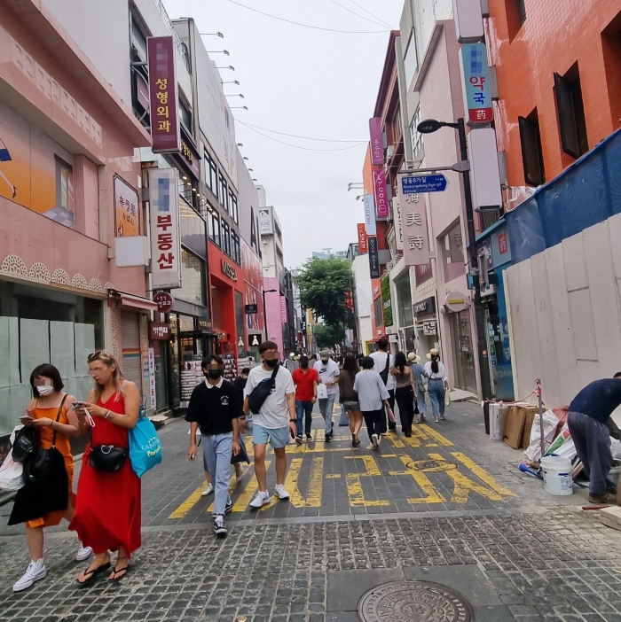 오매불망 '유커'···명동은 여전히 썰렁