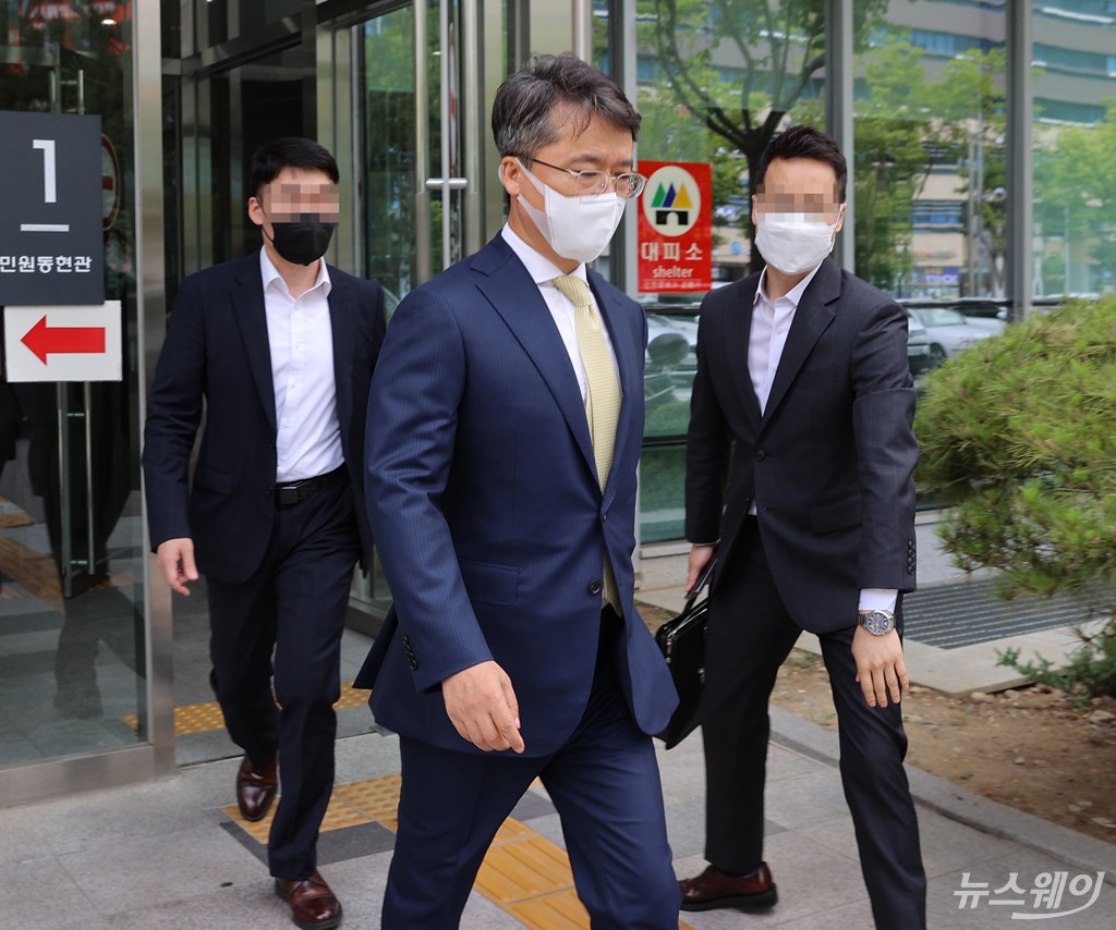 [NW포토]'BBQ 불법 접속'혐의 징역6월·집행유예2년…법정 나서는 박현종 bhc 회장