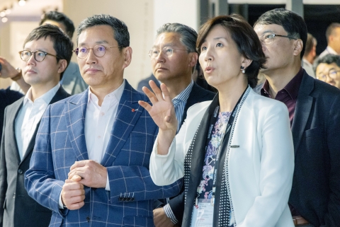 밀라노 찾은 조주완 사장 &quot;산업 간 경계 넘어선 디자인 선보일 것&quot;