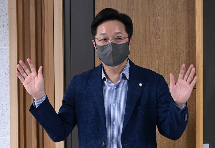 더불어민주당 강병원 의원이 9일 서울 여의도 국회의원회관에서 열린 재선의원 간담회가 비공개임을 알리고 있다. 사진=국회사진취재단