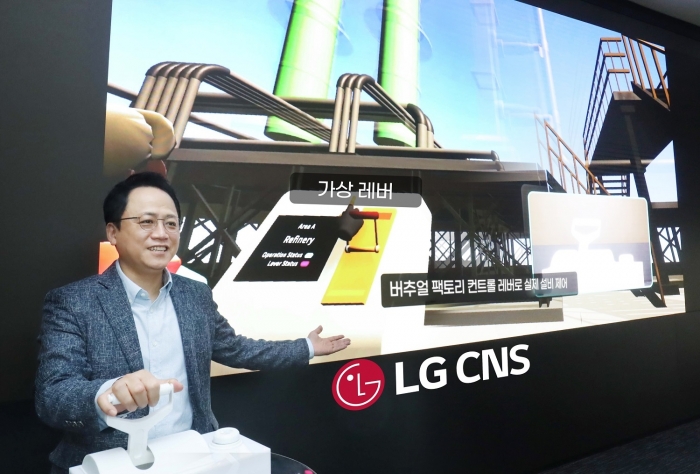 조형철 LG CNS 스마트F&C사업부장 전무가 이노베이션스튜디오에서 가상레버를 조정하며 '버추얼 팩토리'를 시연하고 있다. 사진=LG CNS