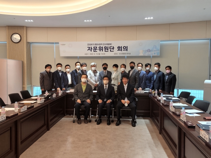 광양시장직 인수위원회가 13일 인수위원회 자문위원 15명을 위촉한 뒤 기념촬영하고 있다.