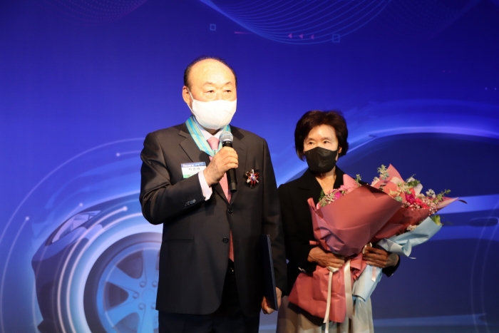 박광태 광주글로벌모터스 대표이사가 15일 서울 노보텔 엠배서더 호텔에서 열린 제19회 자동차의 날을 맞아 은탑산업훈장을 수상했다.