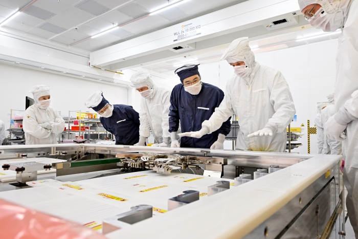 이재용 삼성전자 부회장이 네덜란드 에인트호번에 위치한 ASML 본사에서 반도체 장비를 살피는 모습 사진=삼성전자 제공