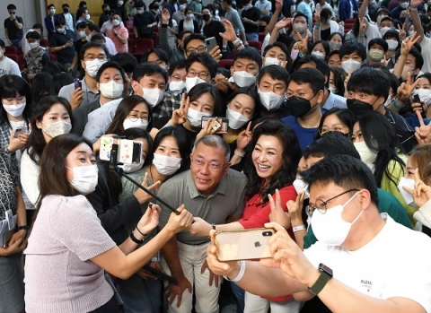정의선 현대차그룹 회장, 오은영 박사와 직원의 행복 논하다