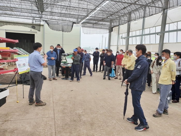 무안군이 14일 새로 도입된 직진 자율주행 이앙기를 포함한 영농장비 전시·설명을 하고 있다.