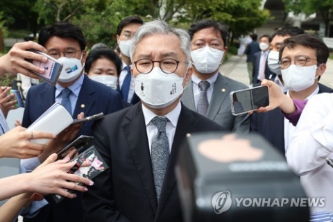 민주당 윤리심판원, '성희롱 발언' 최강욱 '당원자격정지 6개월' 중징계