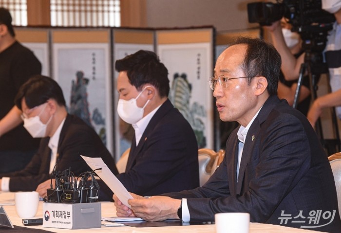 제1차 부동산 관계장관 회의. 사진=이수길 기자 leo2004@newsway.co.kr 추경호 경제부총리 겸 기획재정부 장관이 21일 서울 종로구 정부서울청사에서 열린 제1차 부동산 관계장관 회의에서 모두발언을 하고 있다.