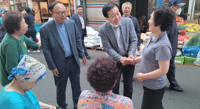 박홍률 목포시장 당선인이 재래시장을 방문해 시민들과 직접 만나 현장 목소리를 듣고 있다.