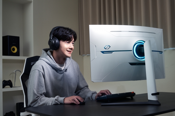 삼성전자 모델이 서울 시내 한 스튜디오에서 커브드 게이밍 모니터 신제품 '오디세이 네오 G8'을 선보이고 있다. 사진=삼성전자 제공