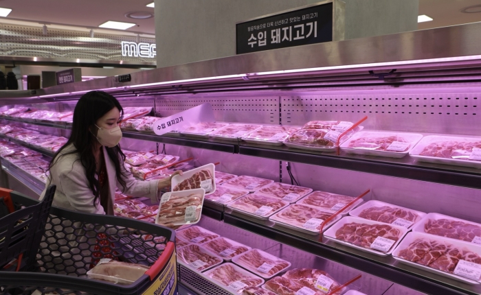 서울 잠실 롯데마트 제타플렉스점에서 고객이 캐나다산 돼지고기를 고르는 모습/사진=롯데마트 제공