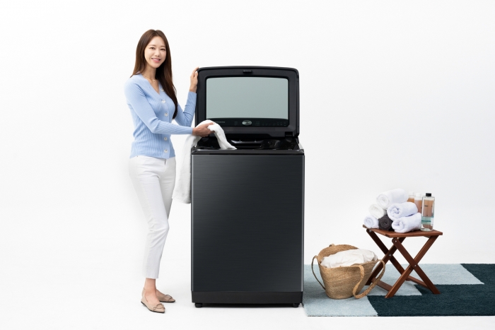 삼성전자 모델이 국내 최대 용량 전자동 세탁기 '그랑데 통버블' 25Kg 제품을 소개하고 있는 모습. 사진=삼성전자 제공