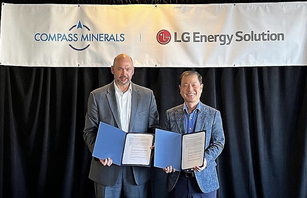 28일(현지시간) LG에너지솔루션이 미국 컴파스 미네랄과 탄산, 수산화리튬 공급에 대한 MOU를 체결했다. (오른쪽부터) LG에너지솔루션 김동수 전무, 컴파스 미네랄 Chris Yandell 대표. 사진=LG에너지솔루션 제공