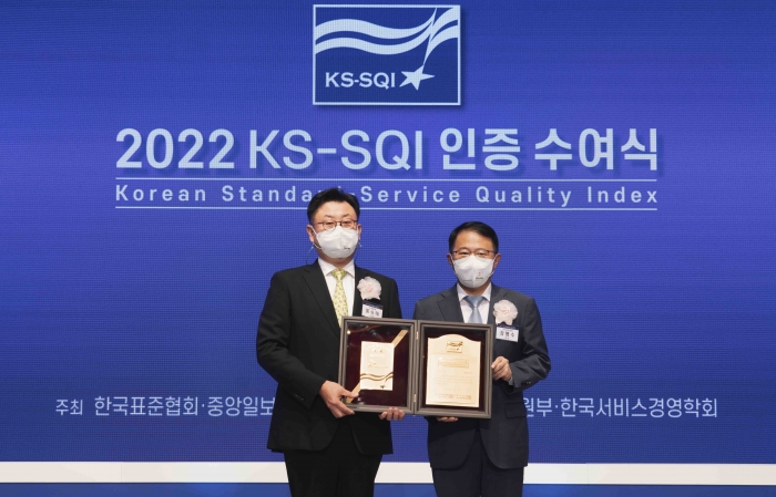 (왼쪽부터) SK 텔레콤 홍승태 부사장, 한국표준협회 강명수 회장. 사진=SK텔레콤