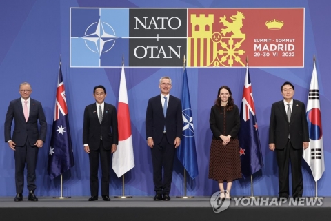 윤 대통령 나토 순방···여 &quot;국격 맞는 국제사회 역할&quot; 야 &quot;중·러 대립 외교, 부담 커져&quot;