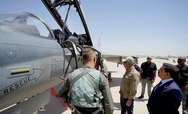 T-50IQ 비행 이륙 전 기체를 살펴보는 무스타파 알 카디미(Mustafa Al-Kadhimi) 이라크 내각 총리. 사진=KAI 제공
