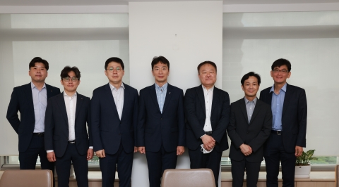 이복현 금감원장, 금융전문가 만나 시장불안 해법 모색
