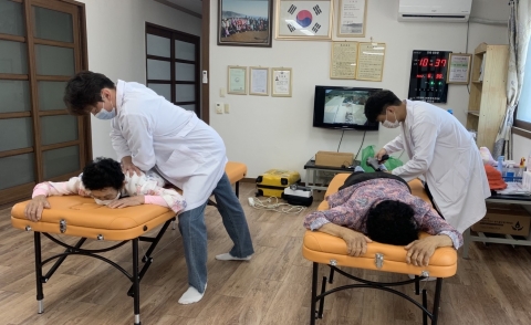 호남대 사회봉사단 'PTSC', 완도 청산도 주민에 물리치료 봉사