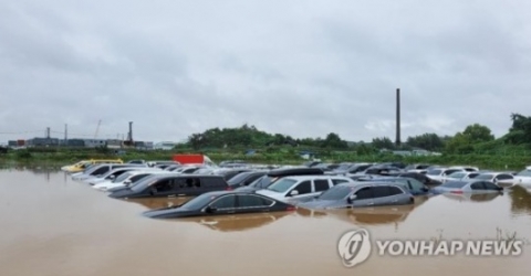 장마 끝난줄 알았는데···단 하루 폭우에 차량 1천여대 침수