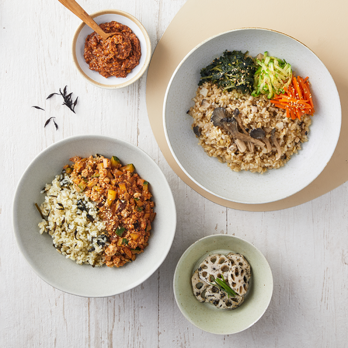 그리팅 베지라이프 순두부강된장녹차해초밥과 호두고추장비빔밥. 사진=현대그린푸드 제공