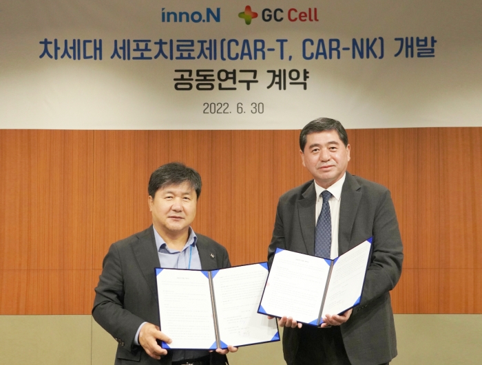 HK이노엔 곽달원 대표(왼쪽)와 GC셀 박대우 대표(오른쪽)가 계약 체결 기념사진을 촬영하고 있다.