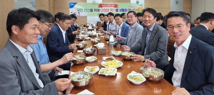 농협전남지역본부 박서홍 본부장(오른쪽 첫번째)이 관내 시군지부장들과 구내식당에서 쌀 소비확대를 위한 아침밥 먹기 캠페인을 전개하고 있다.