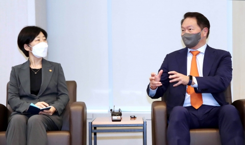 한화진 만난 최태원 &quot;환경규제 중소기업에게 버거워···정부 보상시스템 필요&quot;