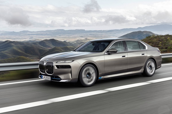 BMW 뉴 7시리즈는 2015년 이후 7년 만에 선보이는 완전변경 모델로, 세련되고 대담한 디자인과 드라이빙의 즐거움, 타의 추종을 불허하는 장거리 승차감, 최고의 디지털 경험을 통해 미래지향적인 이동경험을 제공한다. 사진=BMW 제공