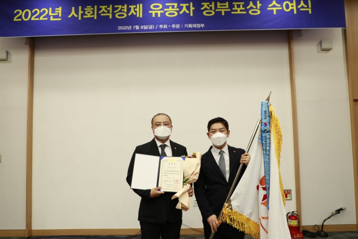 유제광 SK스토아 ESG팀장(왼쪽)이 지난 8일 경상북도 경주시 화백컨벤션센터에서 열린 '사회적경제 활성화 유공자 포상 수여식'에서 국무총리 표창을 받고 있다. SK스토아는 사회적 기업을 대상으로 혁신적인 입점 지원 프로그램을 운영하고 상품 발굴 및 컨설팅 등 실질적인 지원을 통해 사회적 기업의 성장과 발전에 기여한 부분을 인정받아 정부 포상을 수여했다./사진=SK스토아