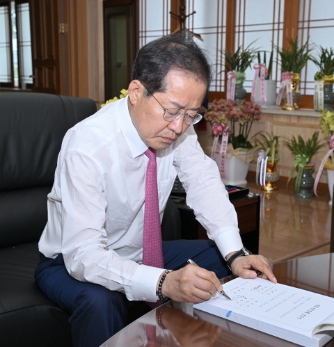 홍준표, 윤 대통령에 &quot;8·15 때 이명박·이재용 사면해달라&quot;