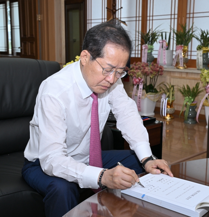 지난 1일 취임한 홍준표 대구시장이 집무실에서 사무인수서에 서명하고 있다. 사진=연합뉴스 제공