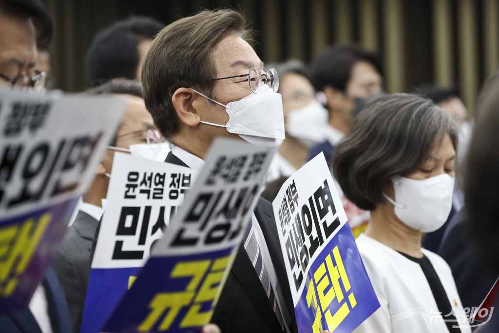 [NW포토]'尹정부의 민생외면·권력 사유화' 규탄하는 이재명 의원