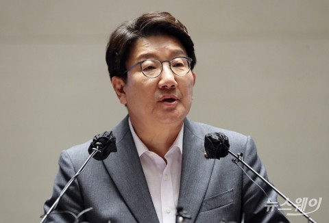 권성동 채용논란···"대통령실 9급 직원, 강릉 선관위원 아들"