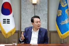 윤 대통령 지지율 27％···국방·안보 긍정 평가 높아