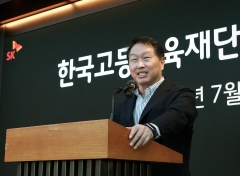 최태원, 유학생 41명에게 장학증서 수여···"혜택 환원하는 나무 되길"