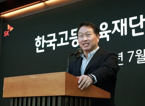 최태원, 유학생 41명에게 장학증서 수여···"혜택 환원하는 나무 되길"