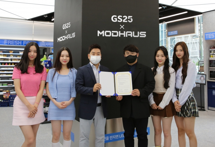 GS리테일 이정표 플랫폼B/U 마케팅실장(가운데오른쪽), 모드하우스 백광현 부대표(가운데왼쪽)이 그룹 tripleS 멤버들과 기념사진을 찍고있다./사진=gs리테일 제공