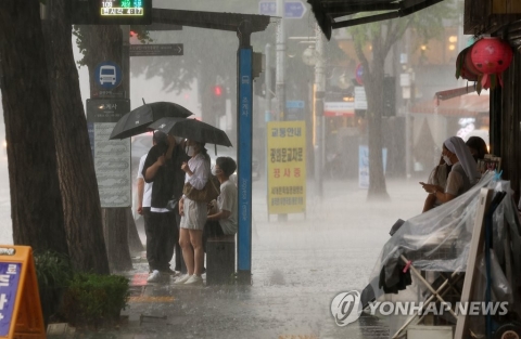 중부지방 100mm 넘는 많은 비···오후부터 소강