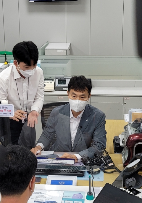 신한은행 영업점 찾은 이복현 금감원장, &quot;취약차주 부담 줄여달라&quot; 주문(종합)