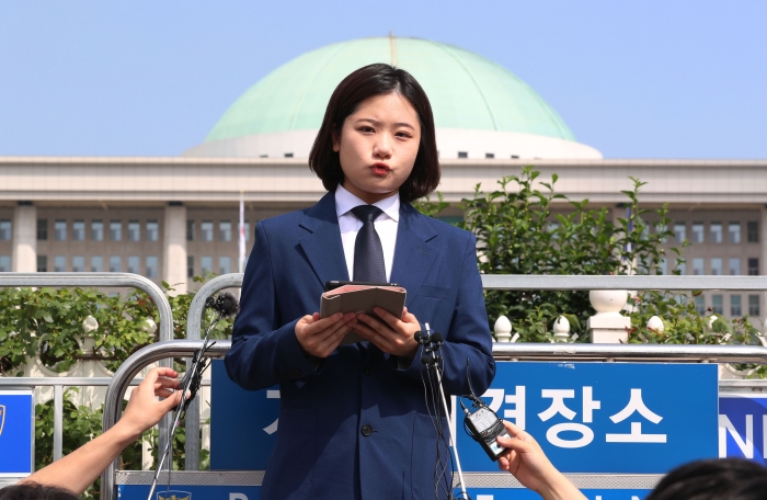 더불어민주당 박지현 전 공동비상대책위원장이 15일 국회 정문 앞에서 기자회견을 열고 차기 당대표 경선 출마 선언을 하고 있다. 사진=국회사진취재단