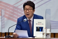권성동, '공영 방송 편파 보도' 지적···이틀째 기자들과 설전